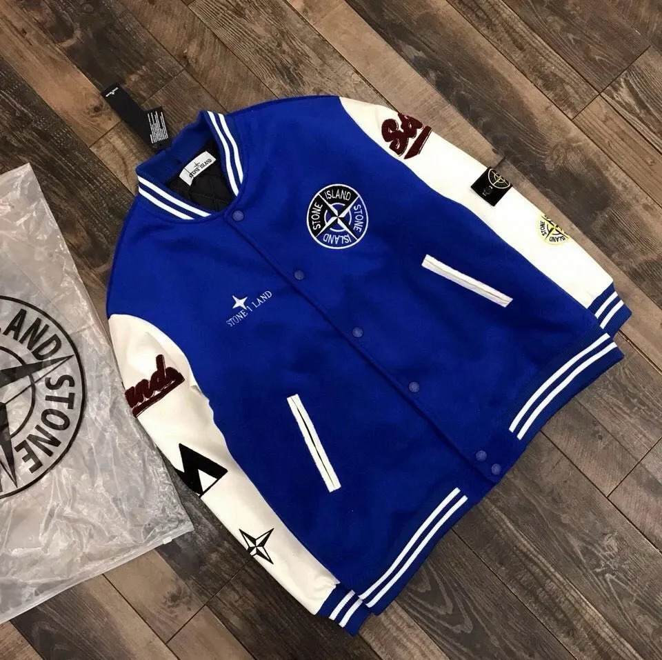 P230 Stone Island spliced PU leather and cotton baseball jacket (couples style three-color hair) Sheep long velvet body spliced PU leather sleeves, custom full towel embroidered logo on the chest and back. Three threads on the cuffs, hem and neck 1:1 custom dyeing No change in shape Original buttons restored 1:1 Loose and versatile Unique design must-have items for fashionistas Double hang tags Double wash Original armbands Couple style three-color hair: black, green, blue Style number: A01# Size: M-2XL